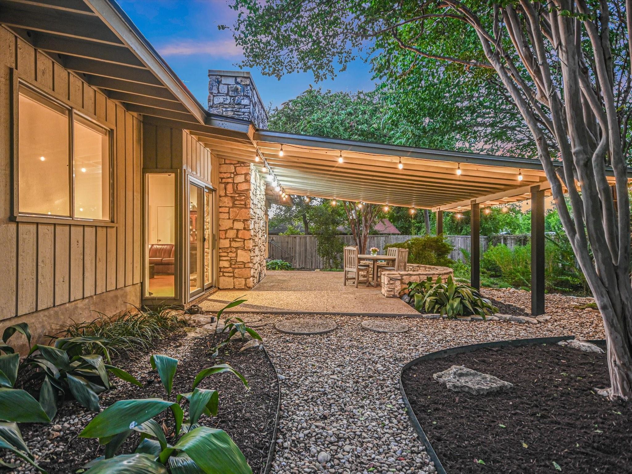 Austin, Texas 78704, United States, 4 Bedrooms Bedrooms, ,2 BathroomsBathrooms,Residential,Pending,44009