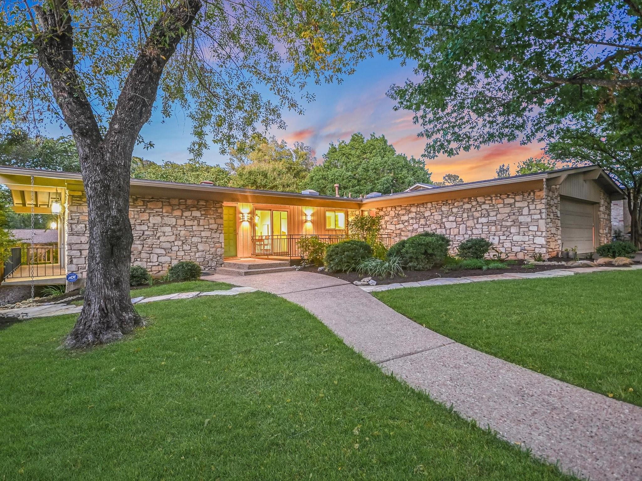 Austin, Texas 78704, United States, 4 Bedrooms Bedrooms, ,2 BathroomsBathrooms,Residential,Pending,44009