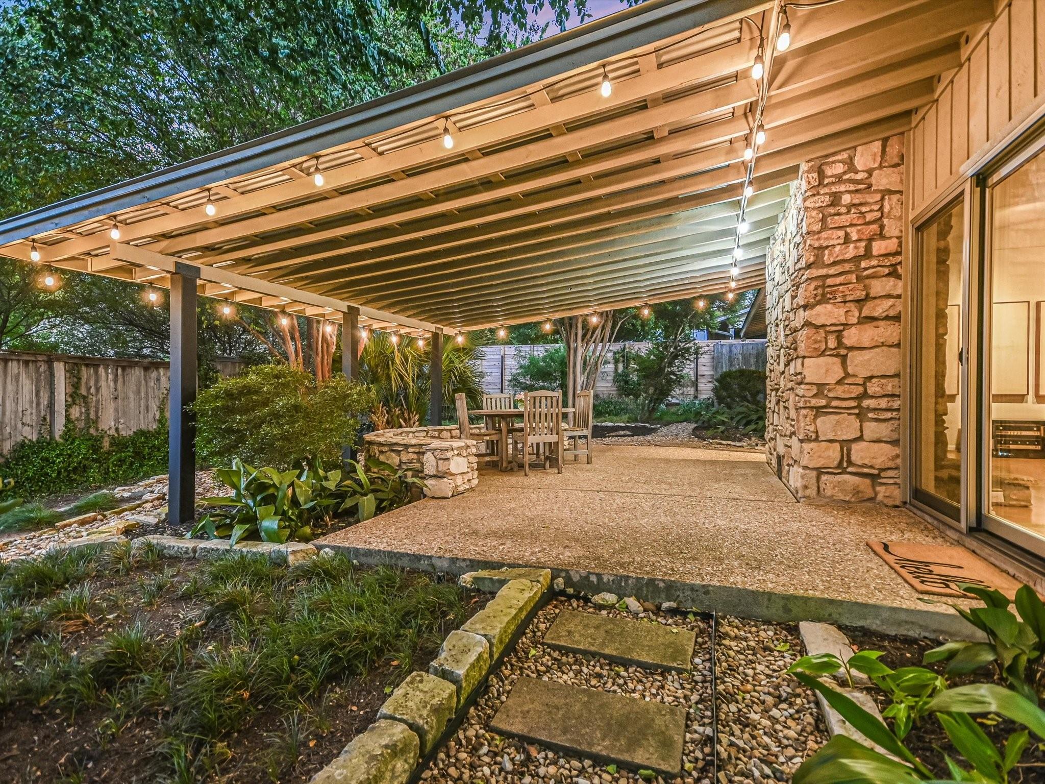 Austin, Texas 78704, United States, 4 Bedrooms Bedrooms, ,2 BathroomsBathrooms,Residential,Pending,44009