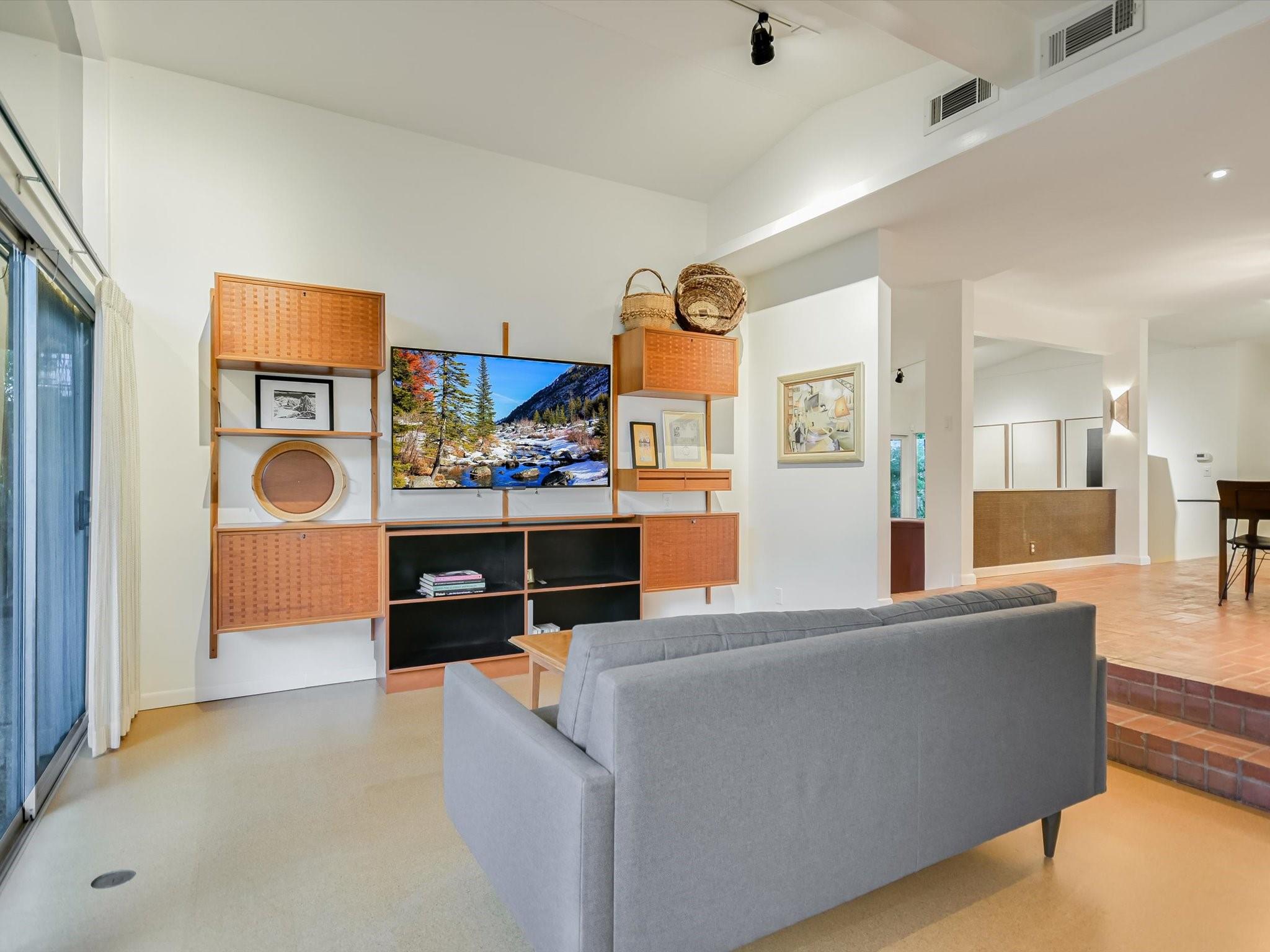 Austin, Texas 78704, United States, 4 Bedrooms Bedrooms, ,2 BathroomsBathrooms,Residential,Pending,44009