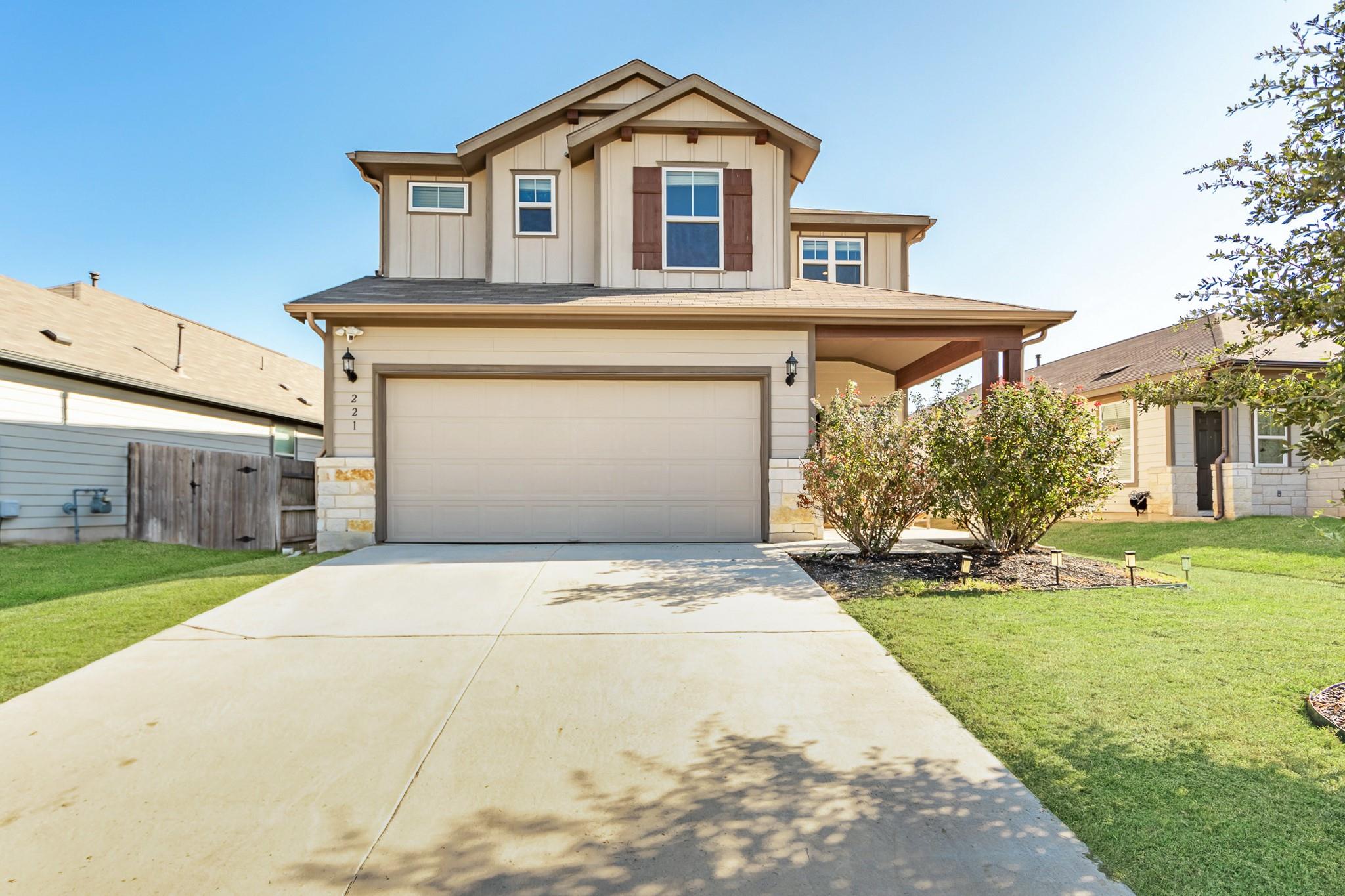 221 Thornless CIR, Buda