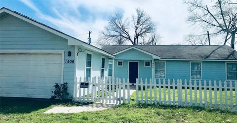 Photo of 1405 Circle DR, Round Rock, TX 78664 (MLS # 2504517)