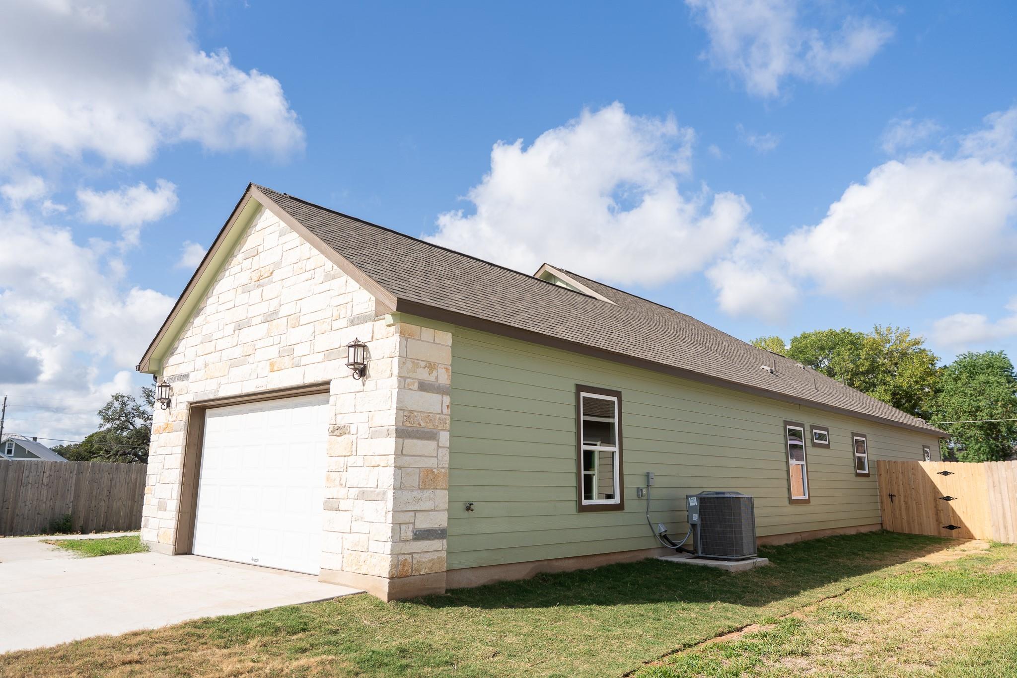 305 String Prairie WAY