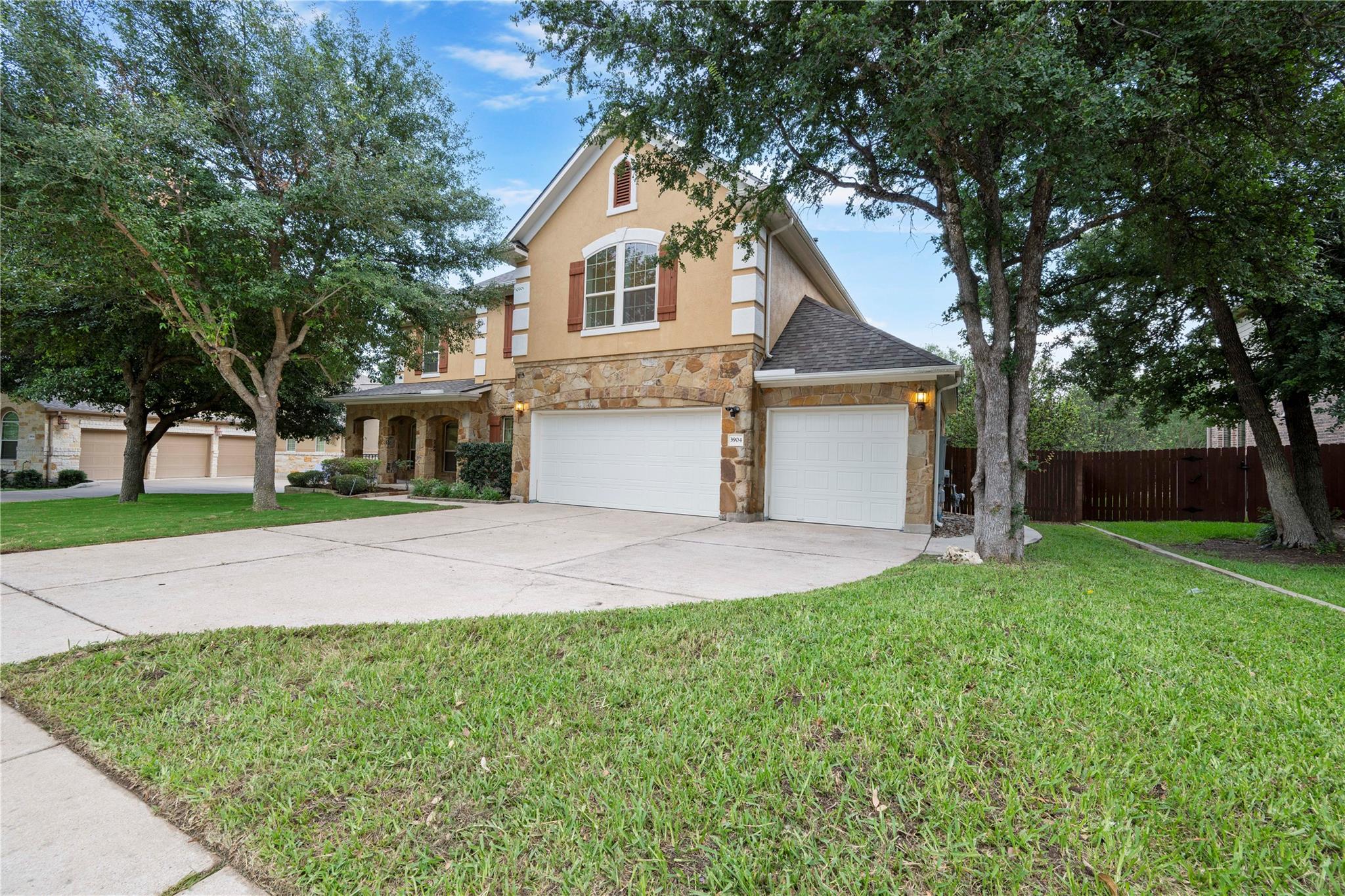 3904 Avery Woods LN