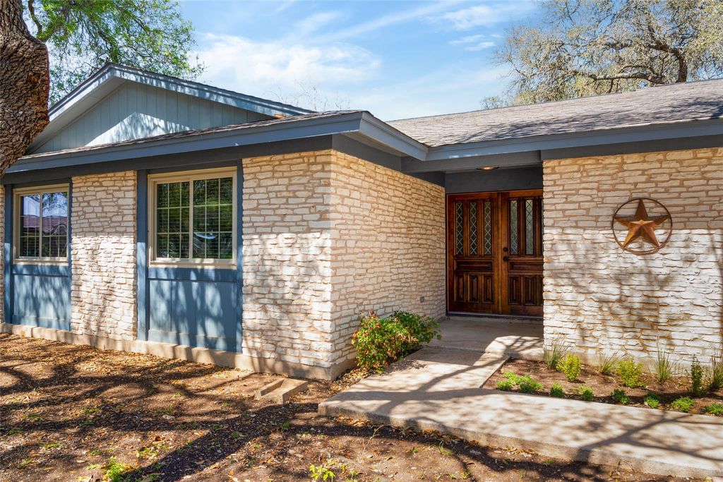 Photo of 110 Cedar DR, Mountain City, TX 78610 (MLS # 9502907)