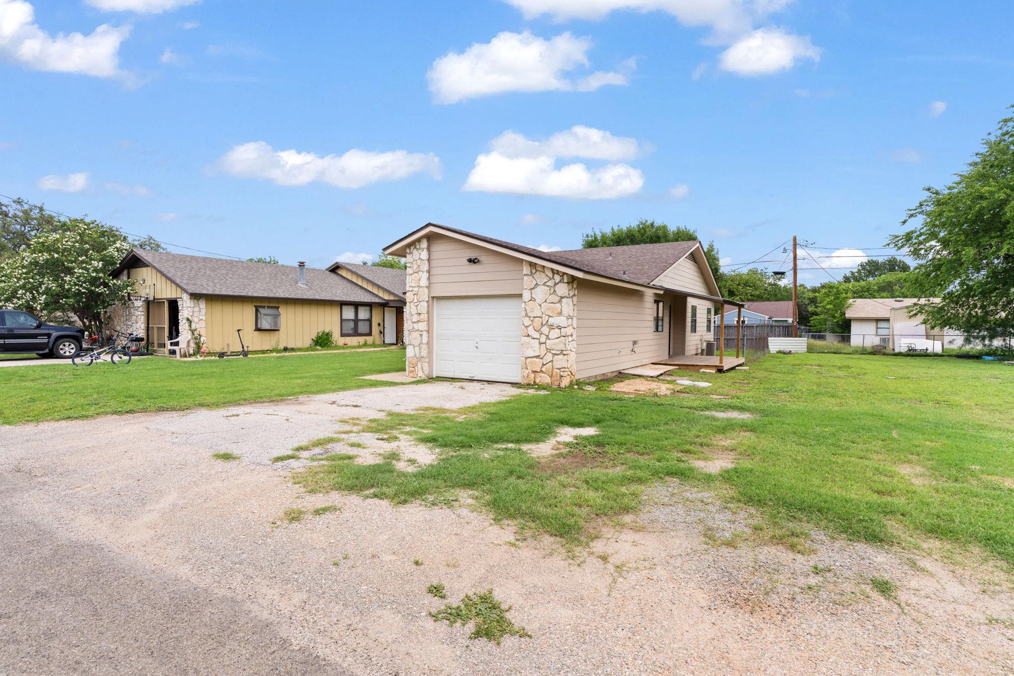 609 Aspen LN