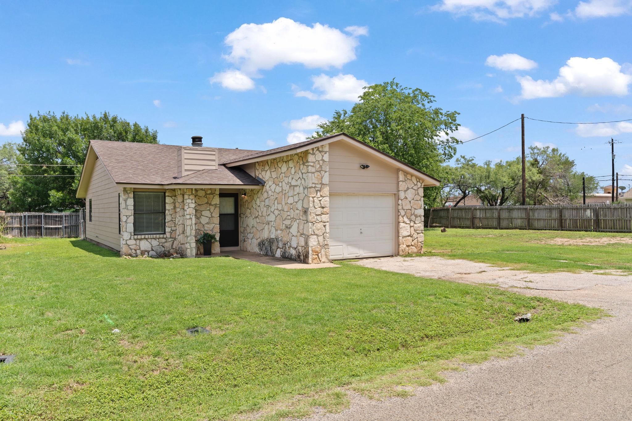 609 Aspen LN