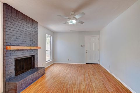 Duplex in Austin TX 2800 Burleson RD 7.jpg