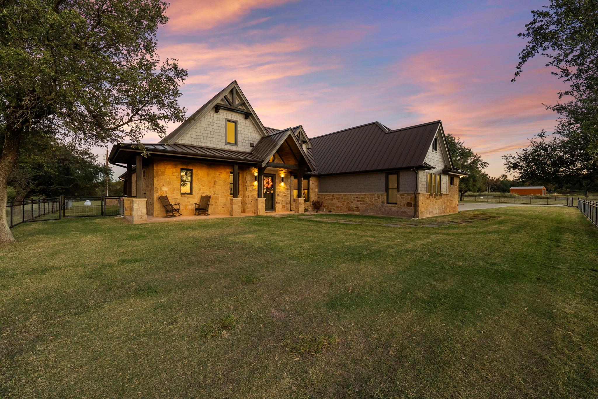 901 Crown LN