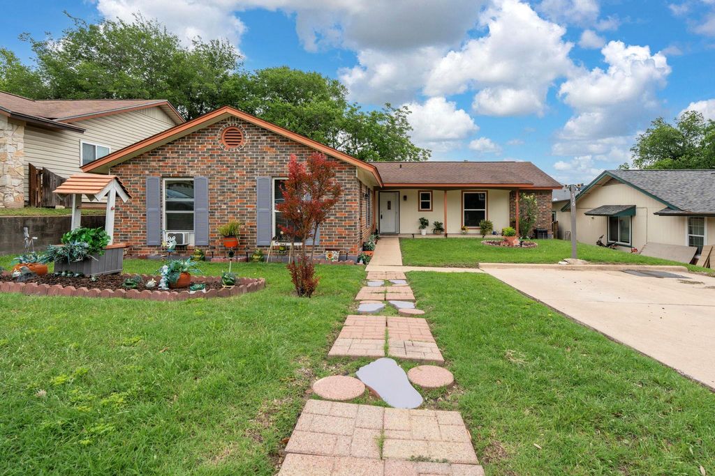 Photo of 716 Buckingham PL, Austin, TX 78745 (MLS # 2966622)