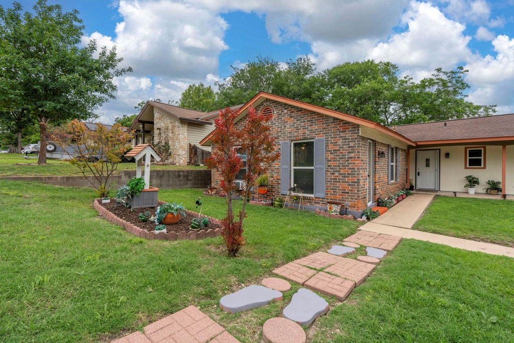 Photo of 716 Buckingham PL, Austin, TX 78745 (MLS # 2966622)