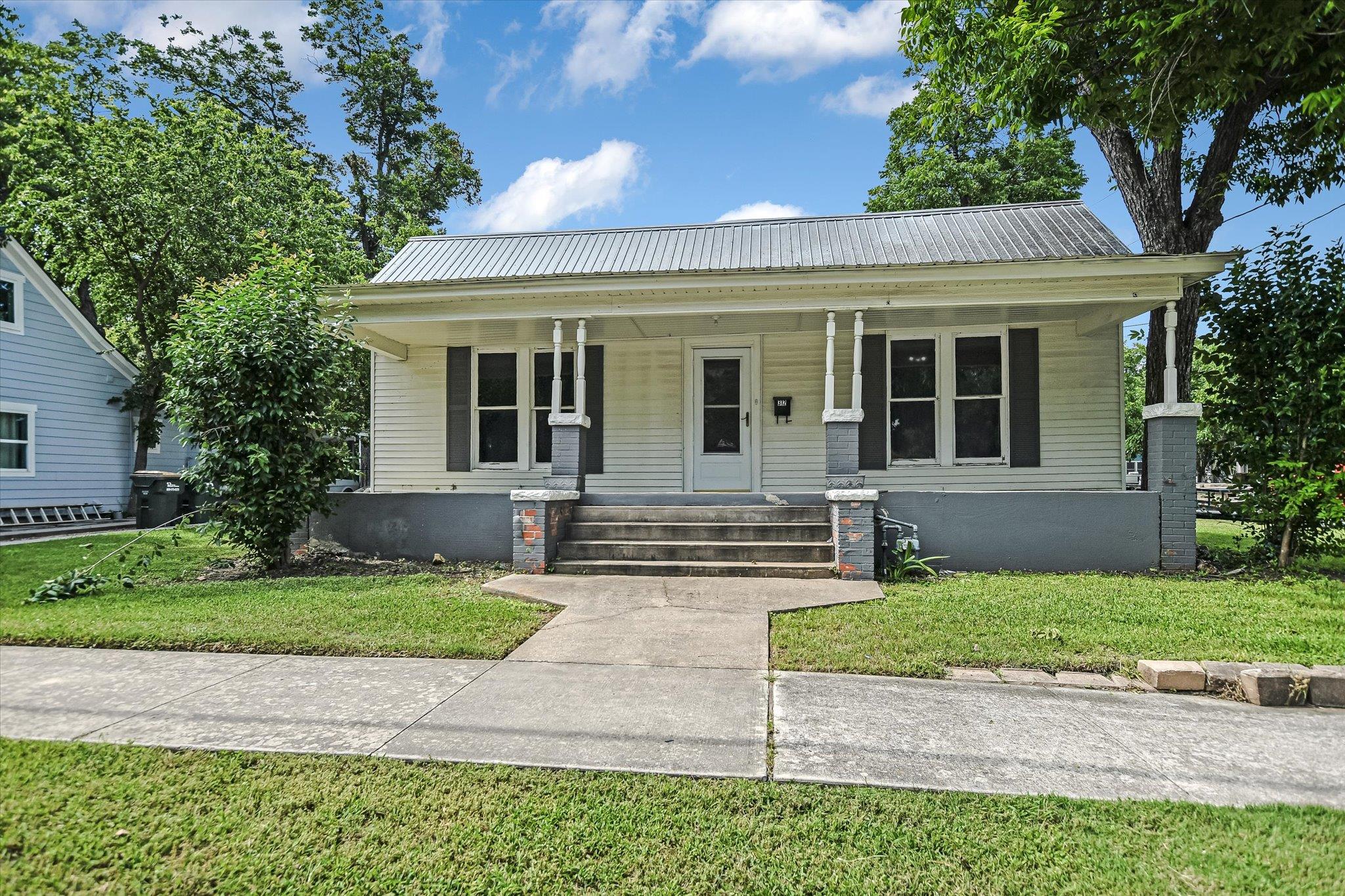 312 W 10th ST