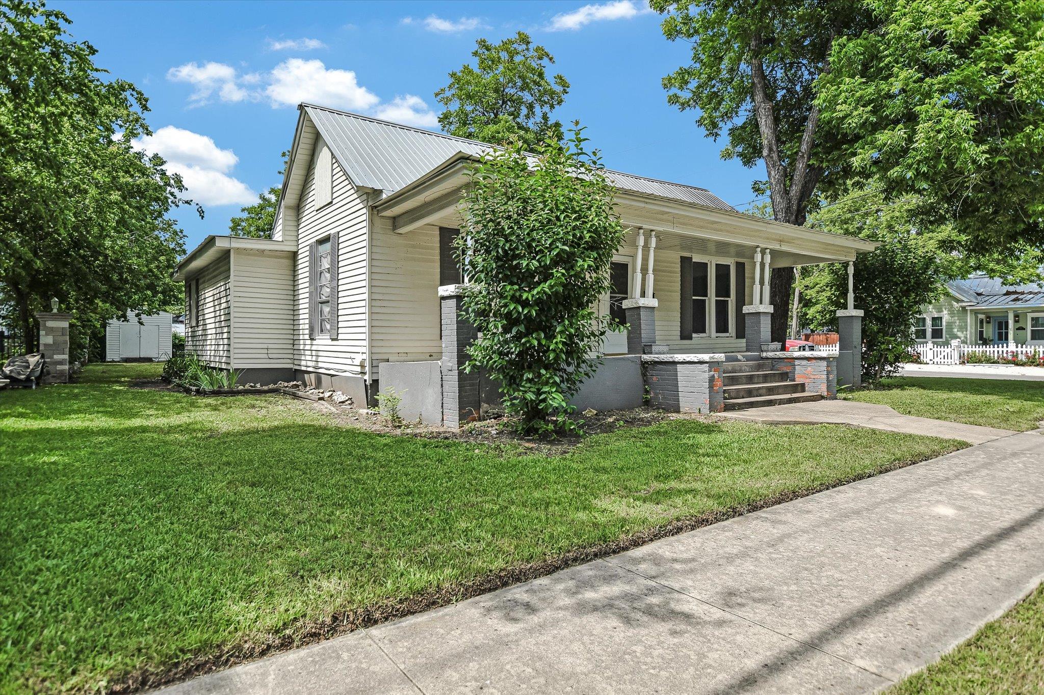 312 W 10th ST