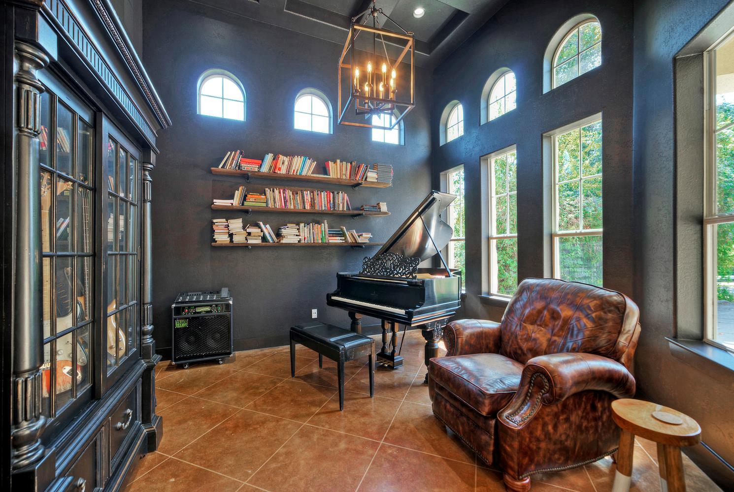 1902 Lakeway BLVD