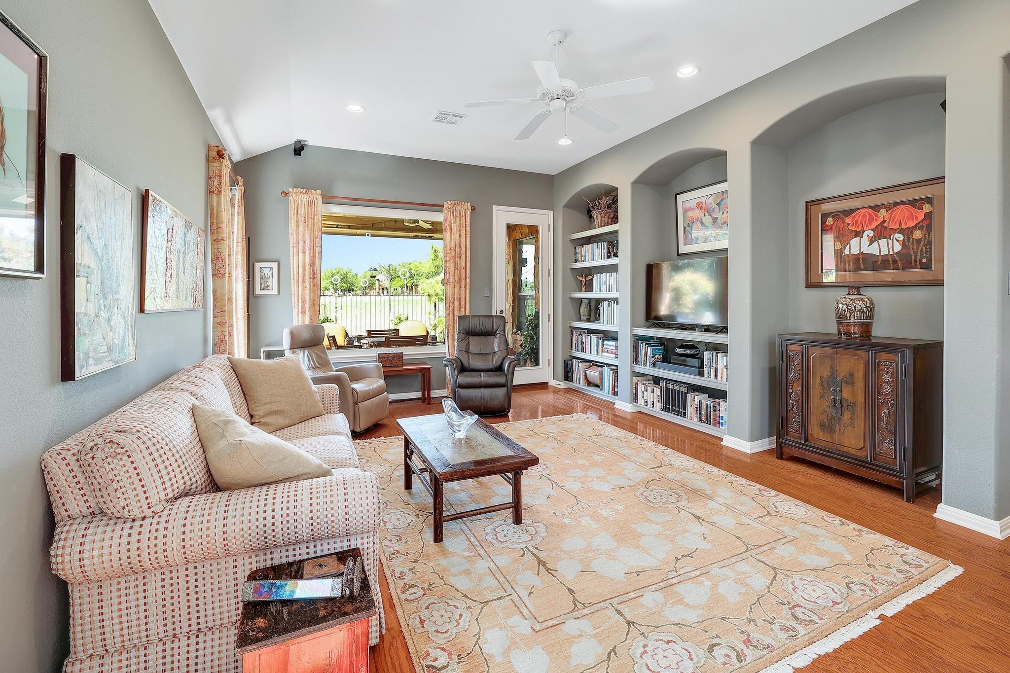 2517 Moray LN