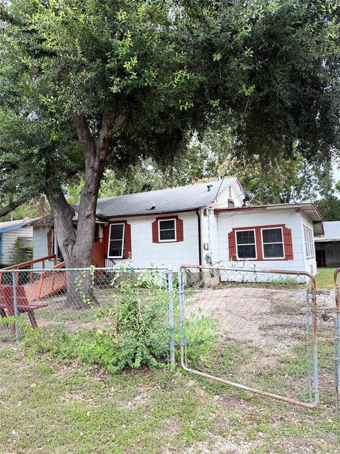 Photo of 1115 Kirk Ave, Austin, TX 78702 (MLS # 4130257)