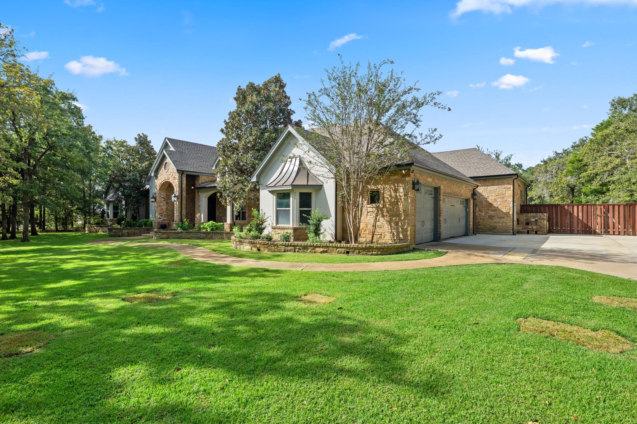 499 Arbors CIR