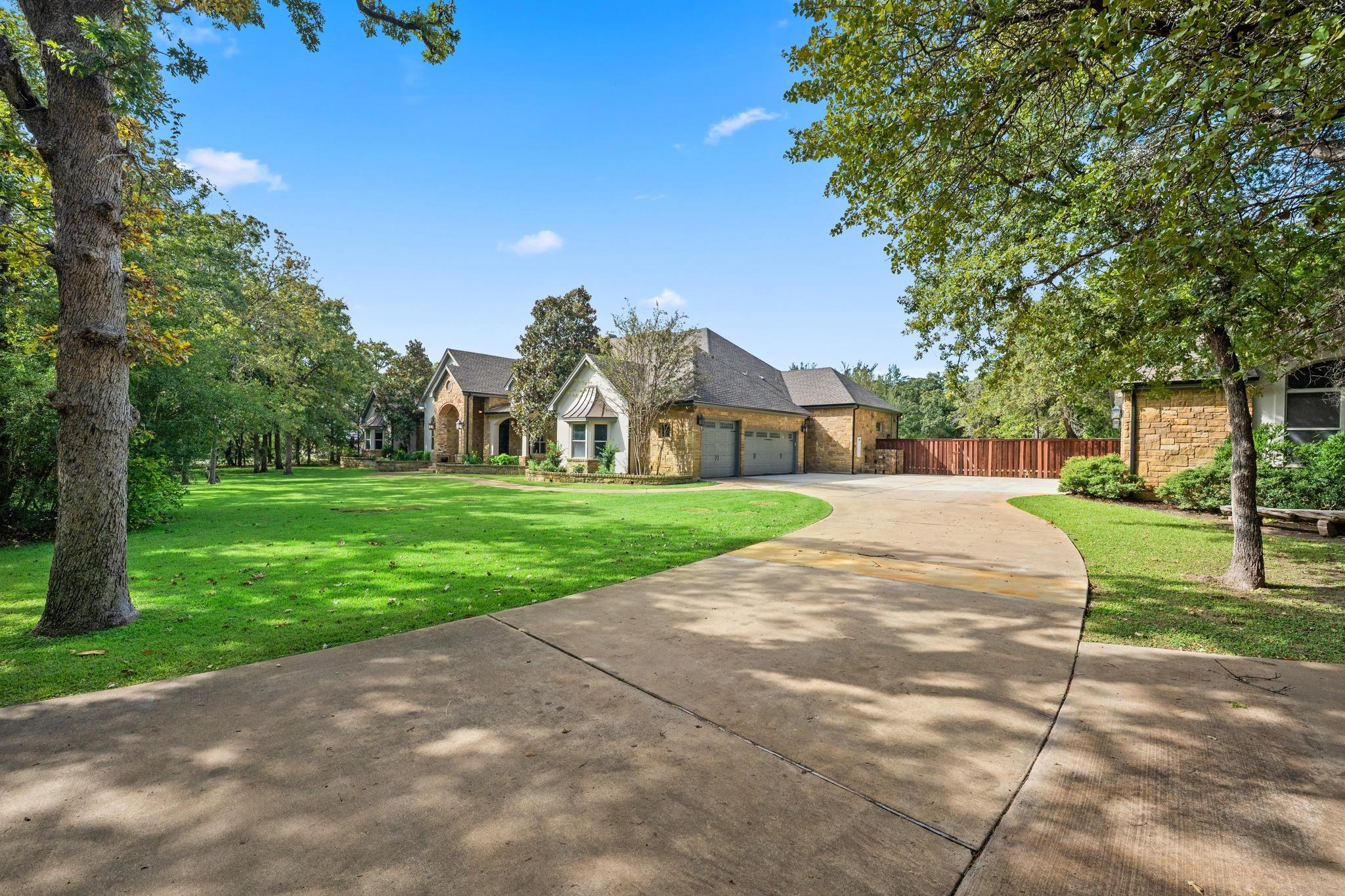 499 Arbors CIR