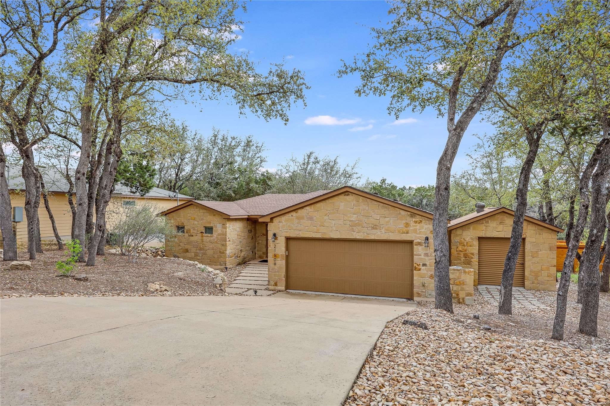 21609 Surrey LN