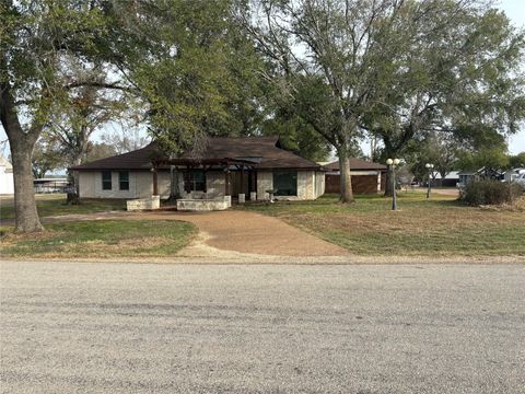 A home in Flatonia