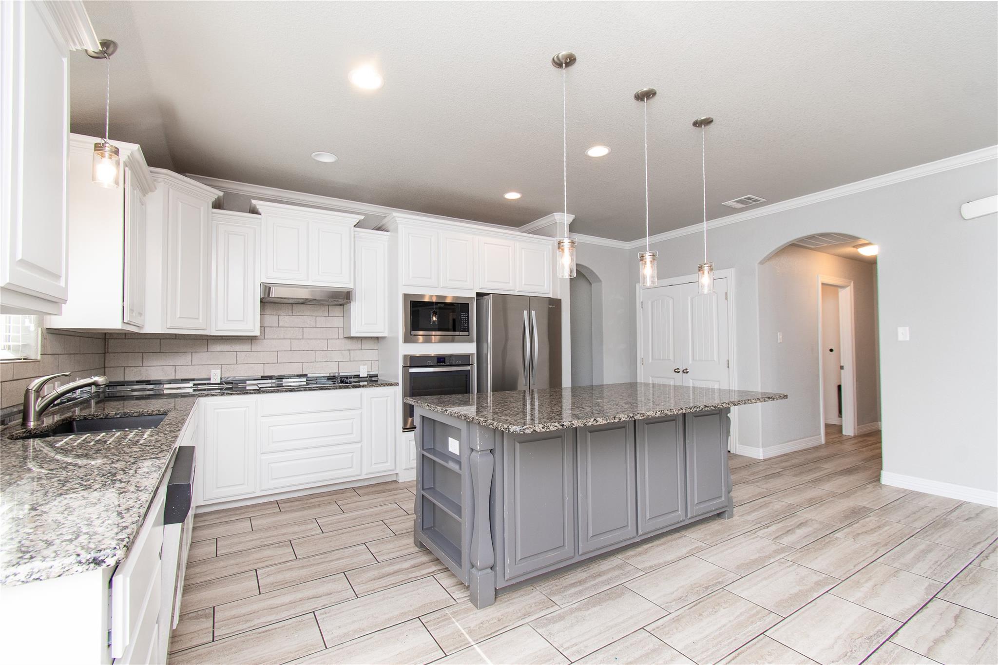 2909 Crystal Ann DR