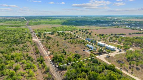 1087 Schubert LN B Kyle TX 78640