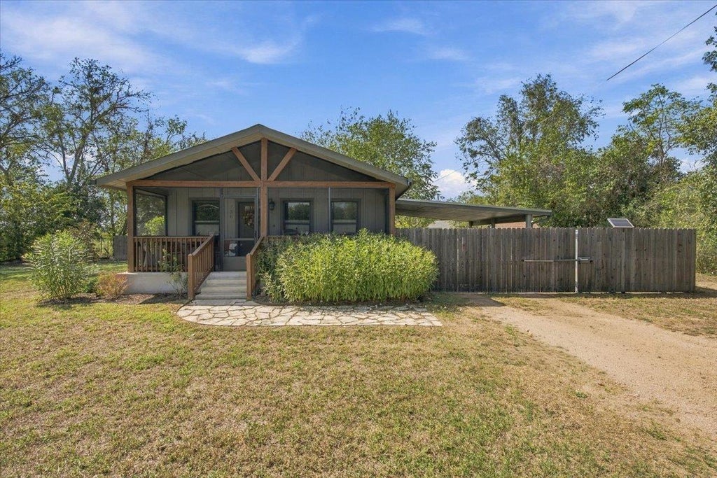 Photo of 706 Jones ST, Smithville, TX 78957 (MLS # 7512168)
