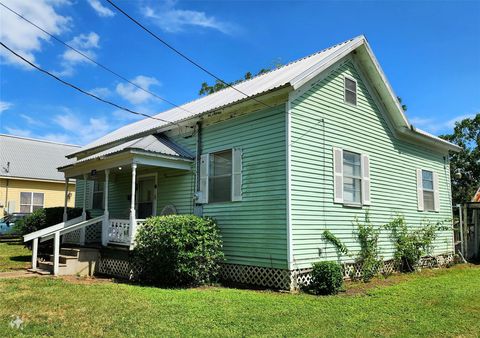 A home in Schulenburg