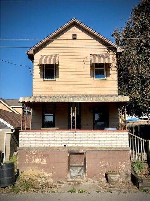 Photo of 807 Hazlett Ave, Brackenridge, PA 15014 (MLS # 1727642)