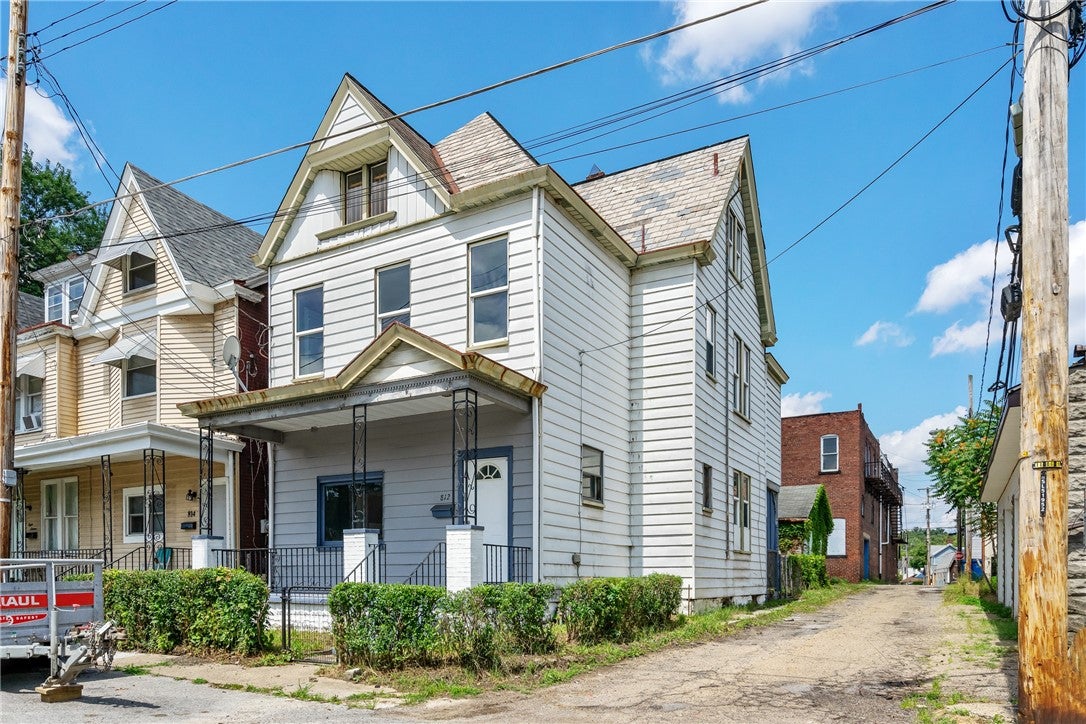 812 Ernie St