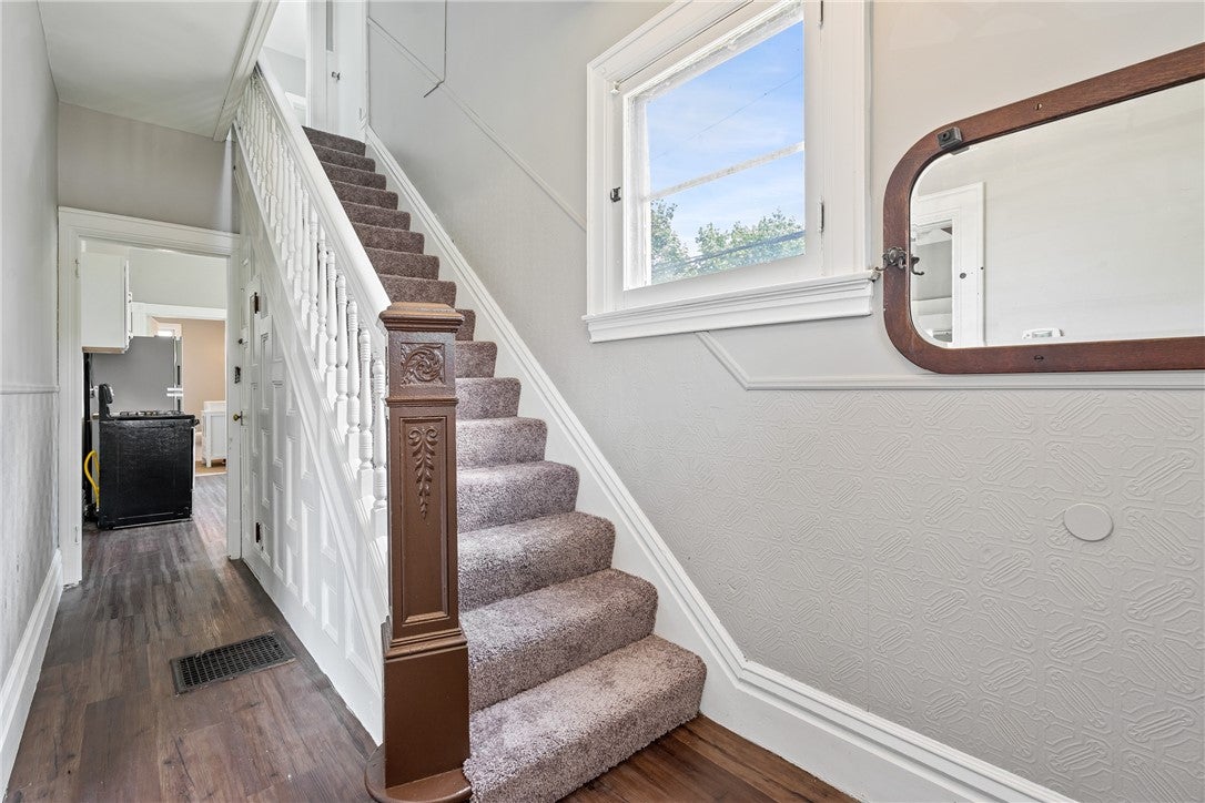 812 Ernie St