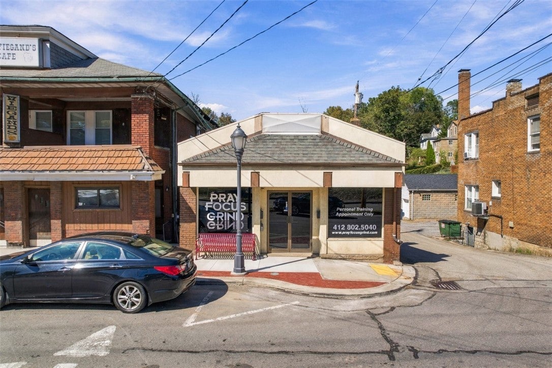 652 Center Ave