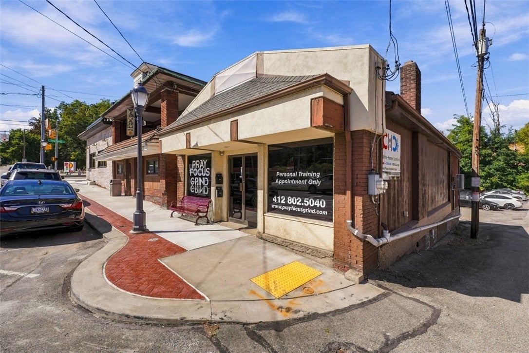 652 Center Ave
