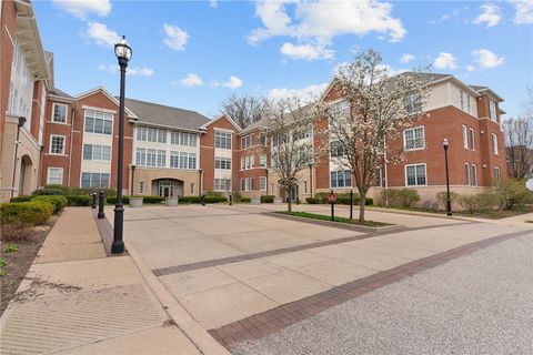 Photo of 1240 Crescent Pl #1H, Pittsburgh, PA 15217 (MLS # 1746146)