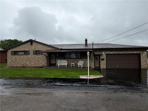 Photo of 1210 Doris St, New Castle, PA 16101 (MLS # 1751239)