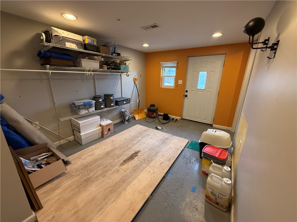 Scott Twp - Sal, Pennsylvania 15243, United States, 3 Bedrooms Bedrooms, ,3 BathroomsBathrooms,Residential,Active,90431