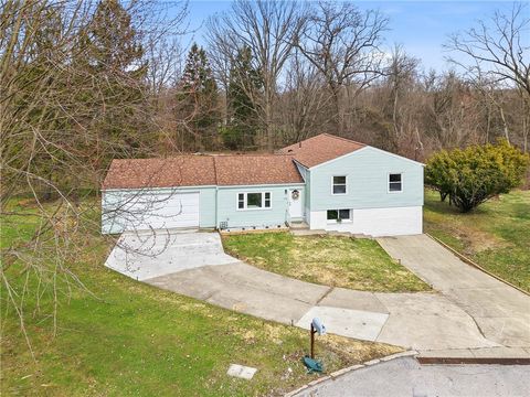 Photo of 1049 Biscayne Dr, Hermitage, PA 16148 (MLS # 1743762)