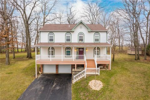 Photo of 409 Snowberry Ln, Cranberry Twp, PA 16066 (MLS # 1745519)