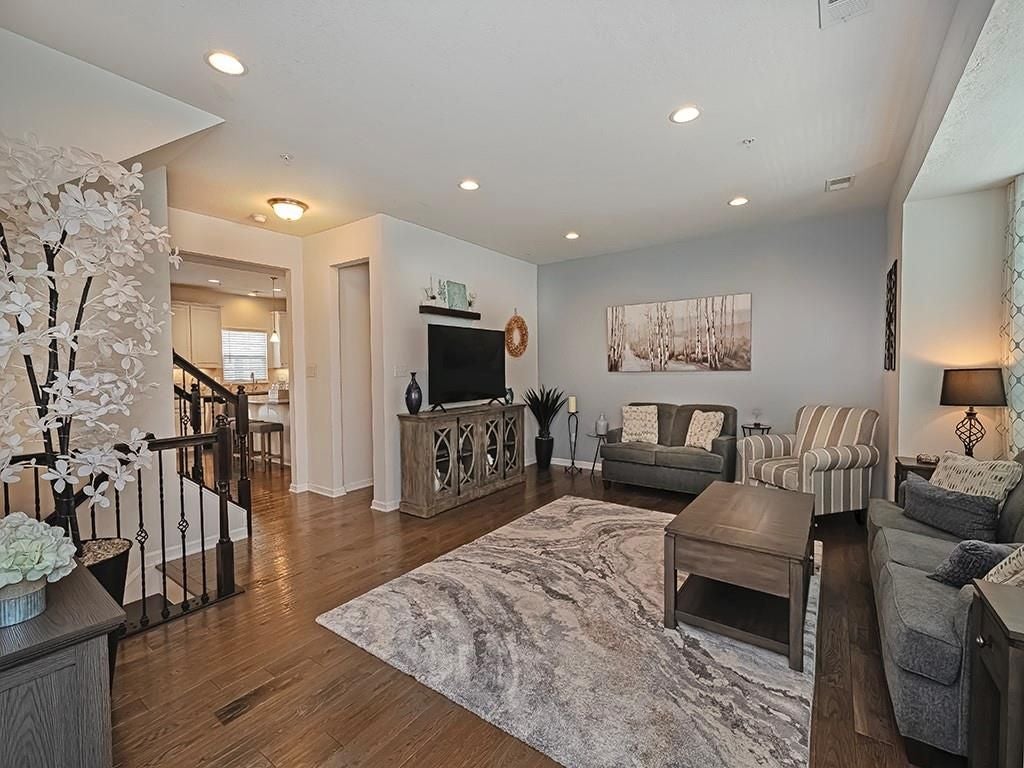 2003 Pointe View Dr