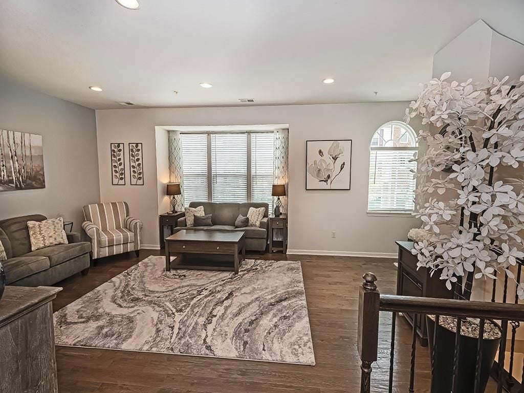 2003 Pointe View Dr