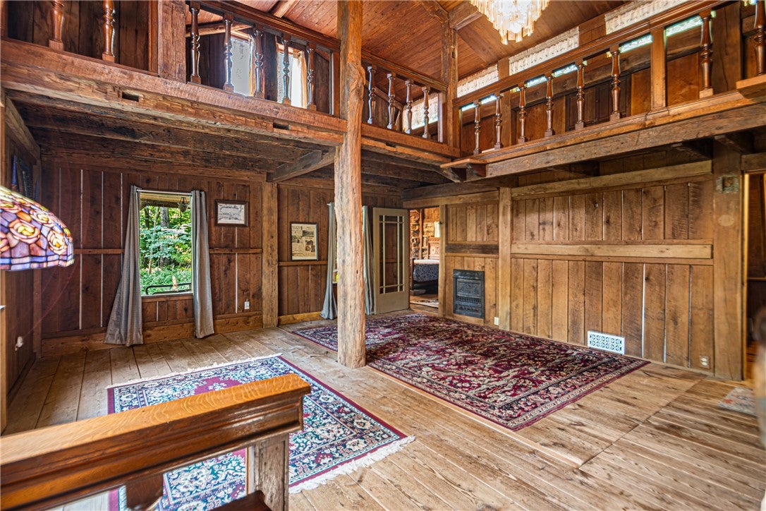 121 Creek Rd