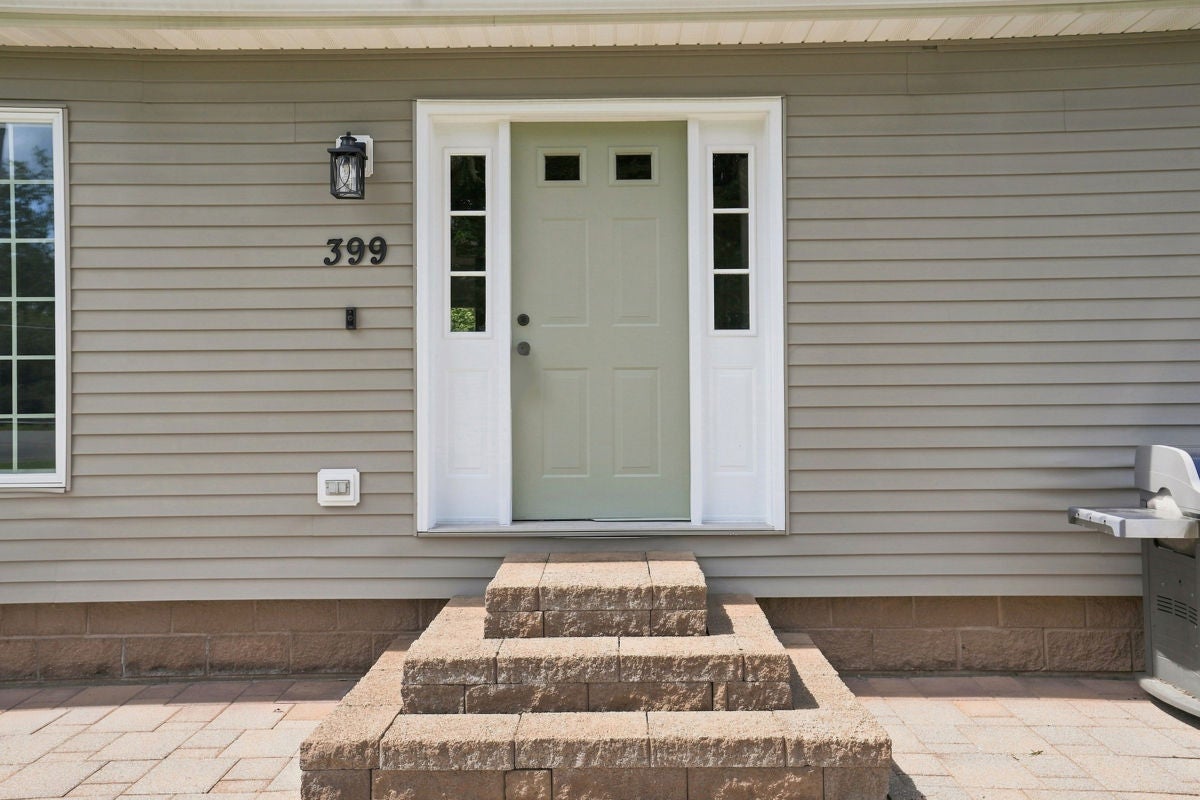 399 Lincoln Ave.