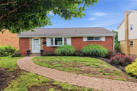 Photo of 2456 Silver Oak Dr, Pittsburgh, PA 15220 (MLS # 1762377)