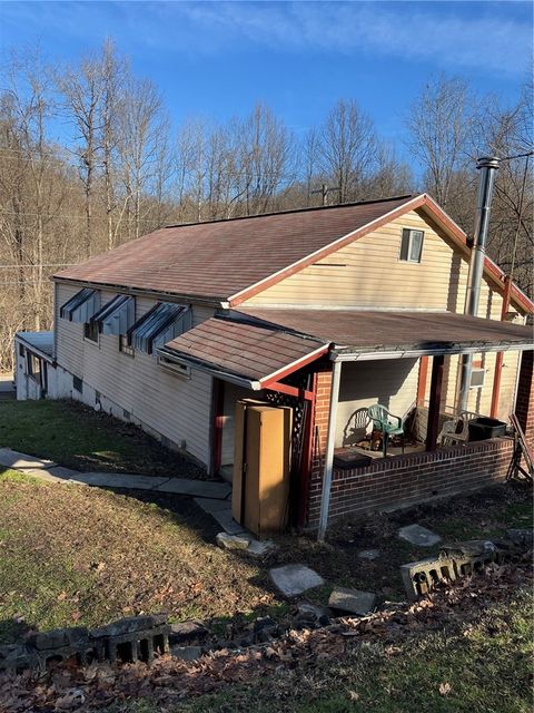 Photo of 222 Whitten Hollow Rd, New Kensington, PA 15068 (MLS # 1741704)