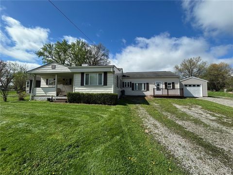 Photo of 409 Avalon Dr, New Castle, PA 16101 (MLS # 1751721)