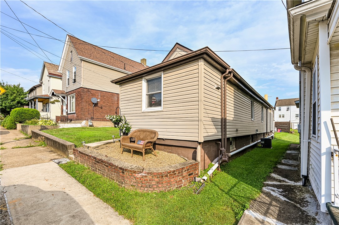 Jeannette, Pennsylvania 15644, United States, 2 Bedrooms Bedrooms, ,2 BathroomsBathrooms,Residential,Contingent,181724