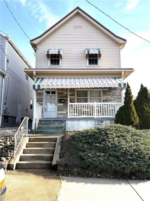 Photo of 1920 Ridge Ave, New Kensington, PA 15068 (MLS # 1736417)