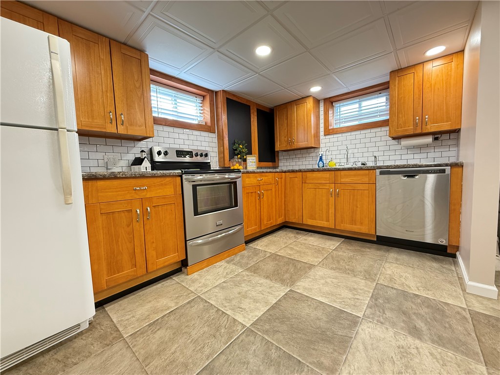 Hempfield Twp - Mer, Pennsylvania 16125, United States, 4 Bedrooms Bedrooms, ,3 BathroomsBathrooms,Residential,Contingent,152555