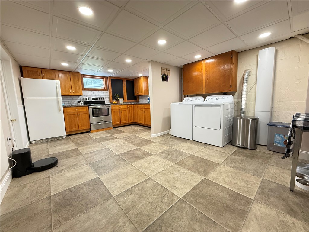 Hempfield Twp - Mer, Pennsylvania 16125, United States, 4 Bedrooms Bedrooms, ,3 BathroomsBathrooms,Residential,Contingent,152555