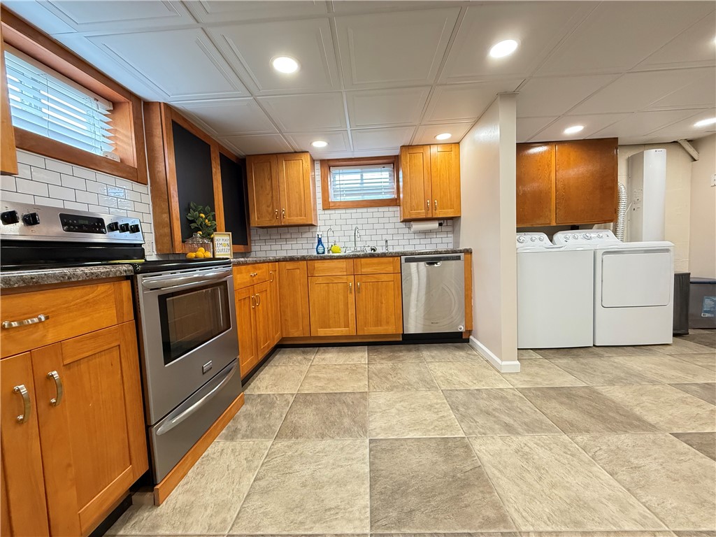 Hempfield Twp - Mer, Pennsylvania 16125, United States, 4 Bedrooms Bedrooms, ,3 BathroomsBathrooms,Residential,Contingent,152555